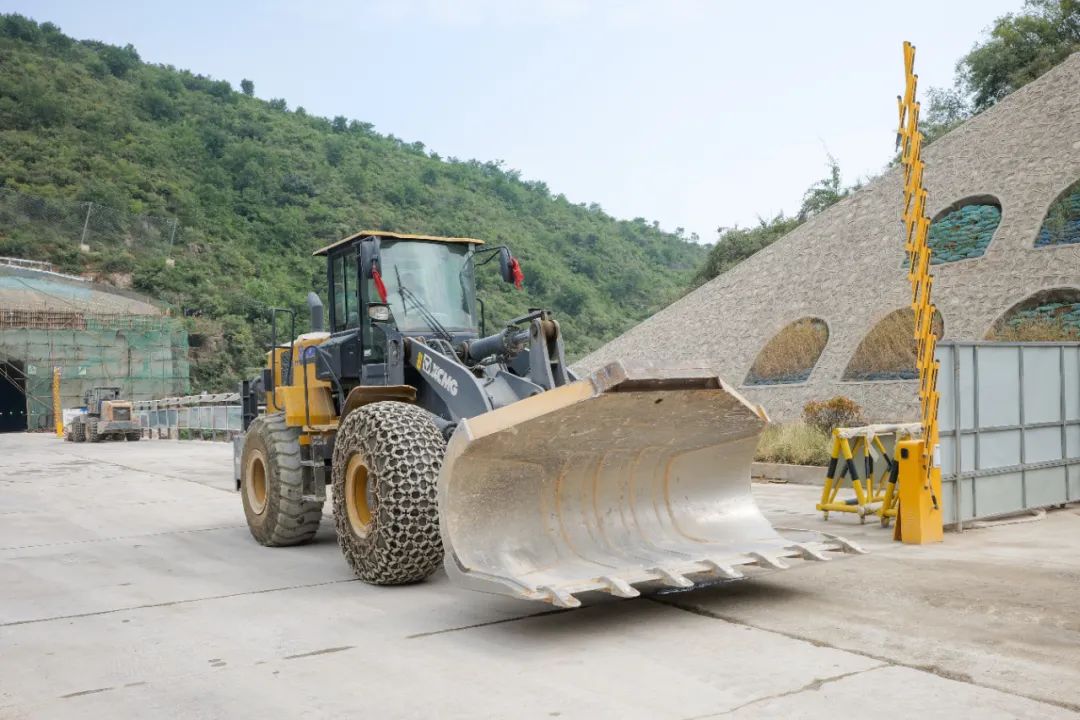 开山全能王，XC956侧卸隧路施工显技巧