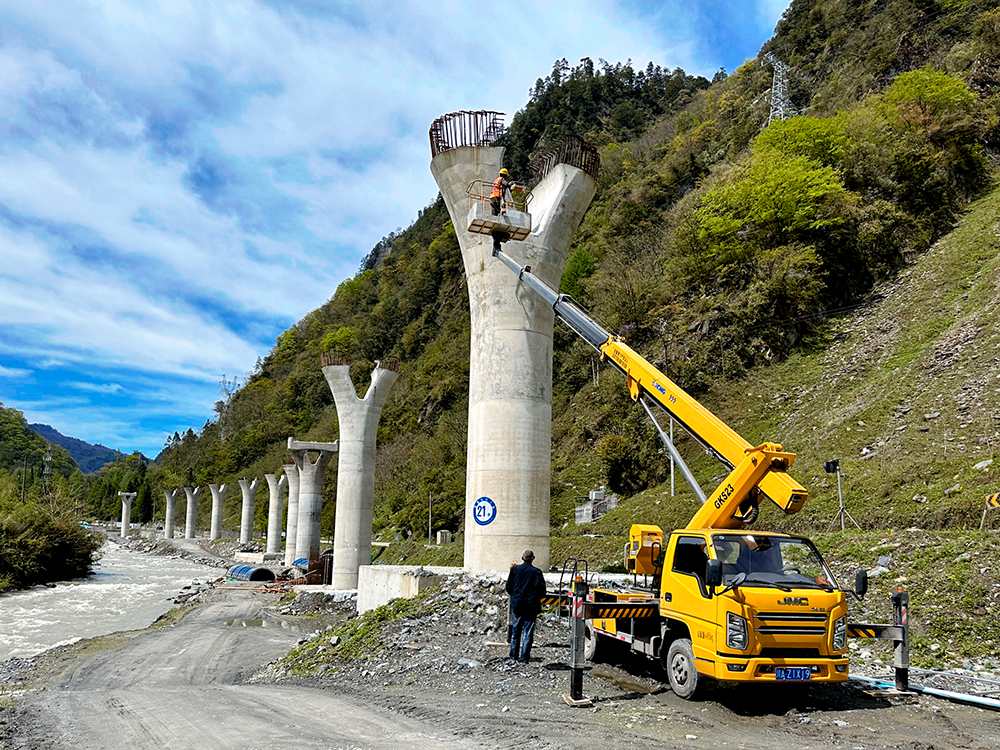 不朽情缘高空作业车架成四山地轨路“天轨”，显中国基建实力
