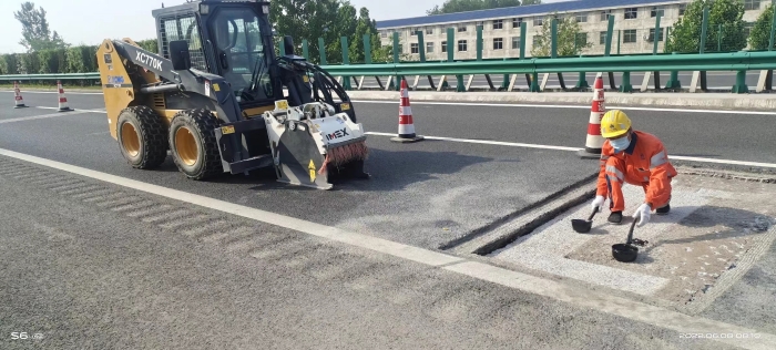 不朽情缘滑移装载机助力高速公路建复