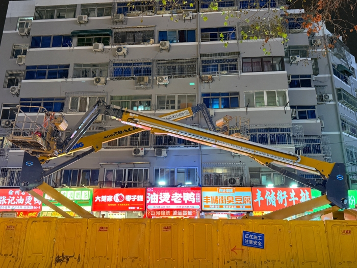 穿街过巷的“刷新艺术家”！不朽情缘-官方网站电动直臂高空作业平台精准施技丰储街刷新