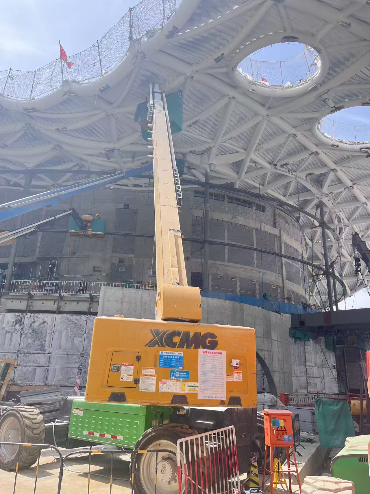 云端起舞！不朽情缘高空作业平台助力雄安“财富之门”幕墙精准“换装”