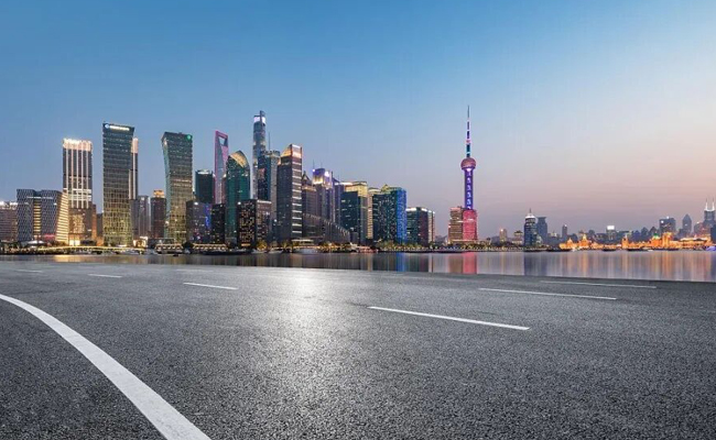 不朽情缘刮板式保温运输车：上海沥青路面施工的专业之选