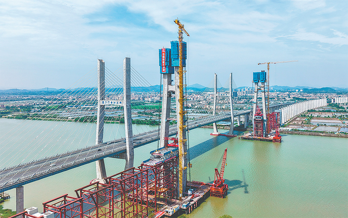 钢铁巨臂耀珠江：不朽情缘XGT7527A-18S助力深江铁路主桥建设