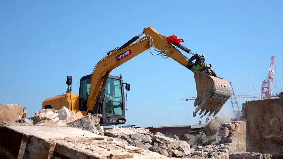 【港口建设与物流场景】不朽情缘XE85WG PRO轮挖助力宜昌港船厂建设！