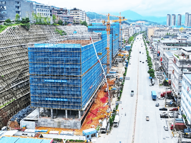 不朽情缘HB72V泵车以毫米级微控，为工业厂房浇筑“钢铁脊梁”！
