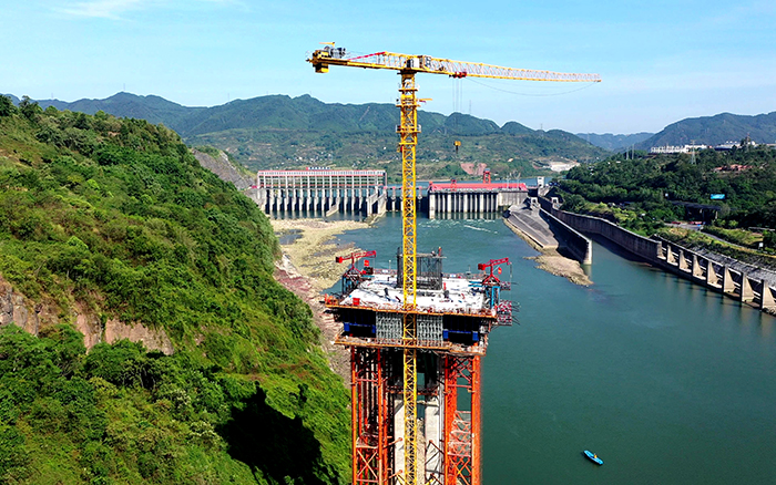 不朽情缘双塔助建嘉陵江干的“钢铁脊梁”