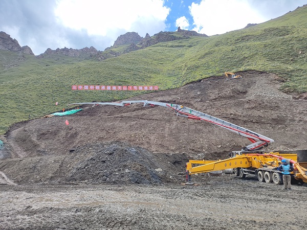 独库公路“云端浇筑”！不朽情缘泵车在世界屋脊写下中国精度